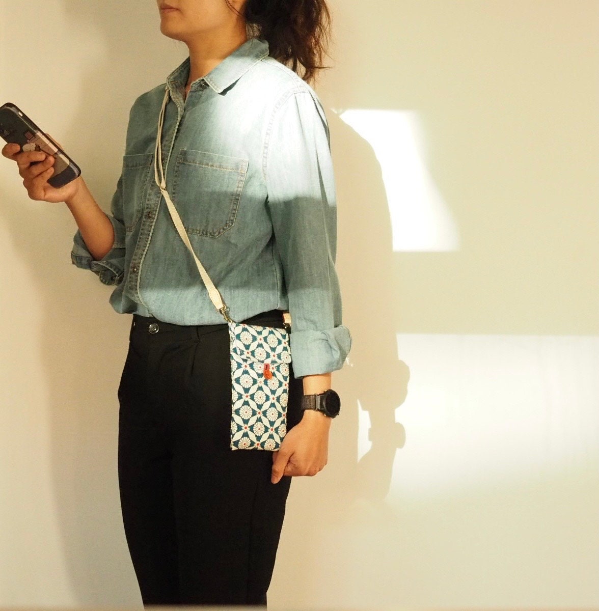 Vintage-Style Fabric Phone Crossbody Bag with Adjustable Strap - Image 4
