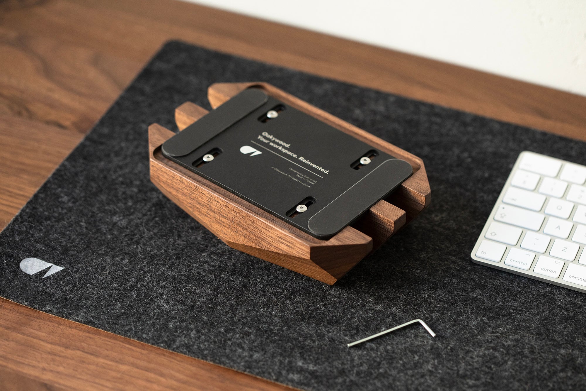 Dual Oak Laptop Stand: Vertical Macbook Dock, Desk Organizer - Image 2